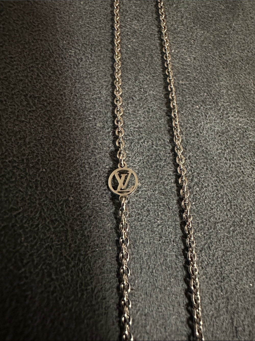 Louis Vuitton Silver V-Pendant Chain Necklace with LV Logo Accents PREOWNED - Picture 3 of 7